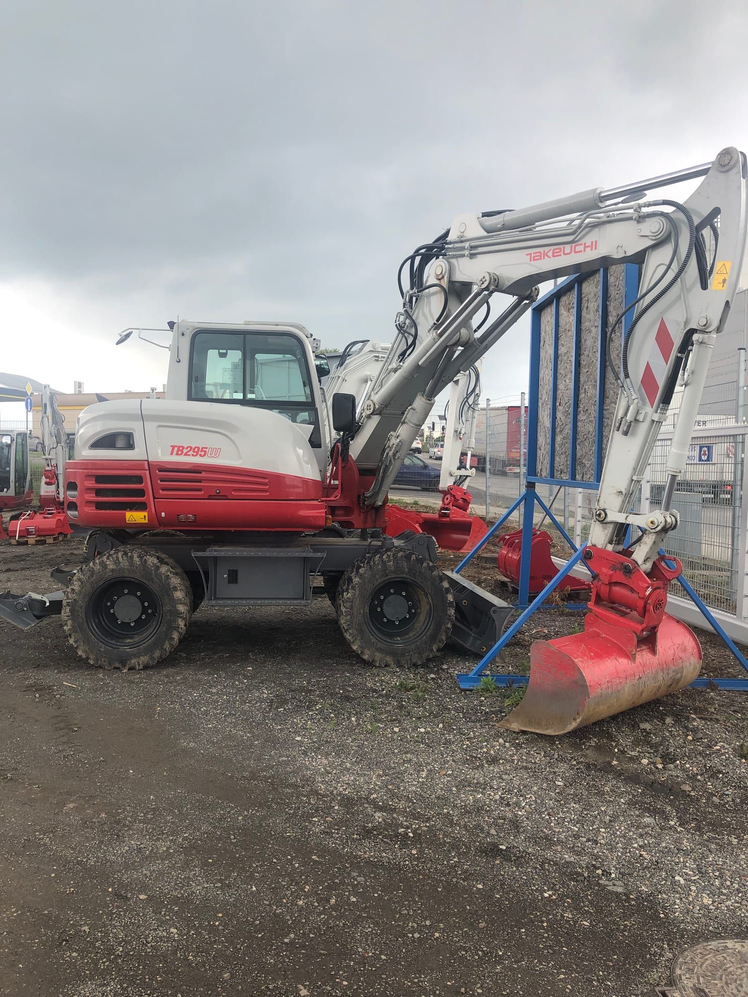 Kolové rypadlo Takeuchi na pobočce Container Services
