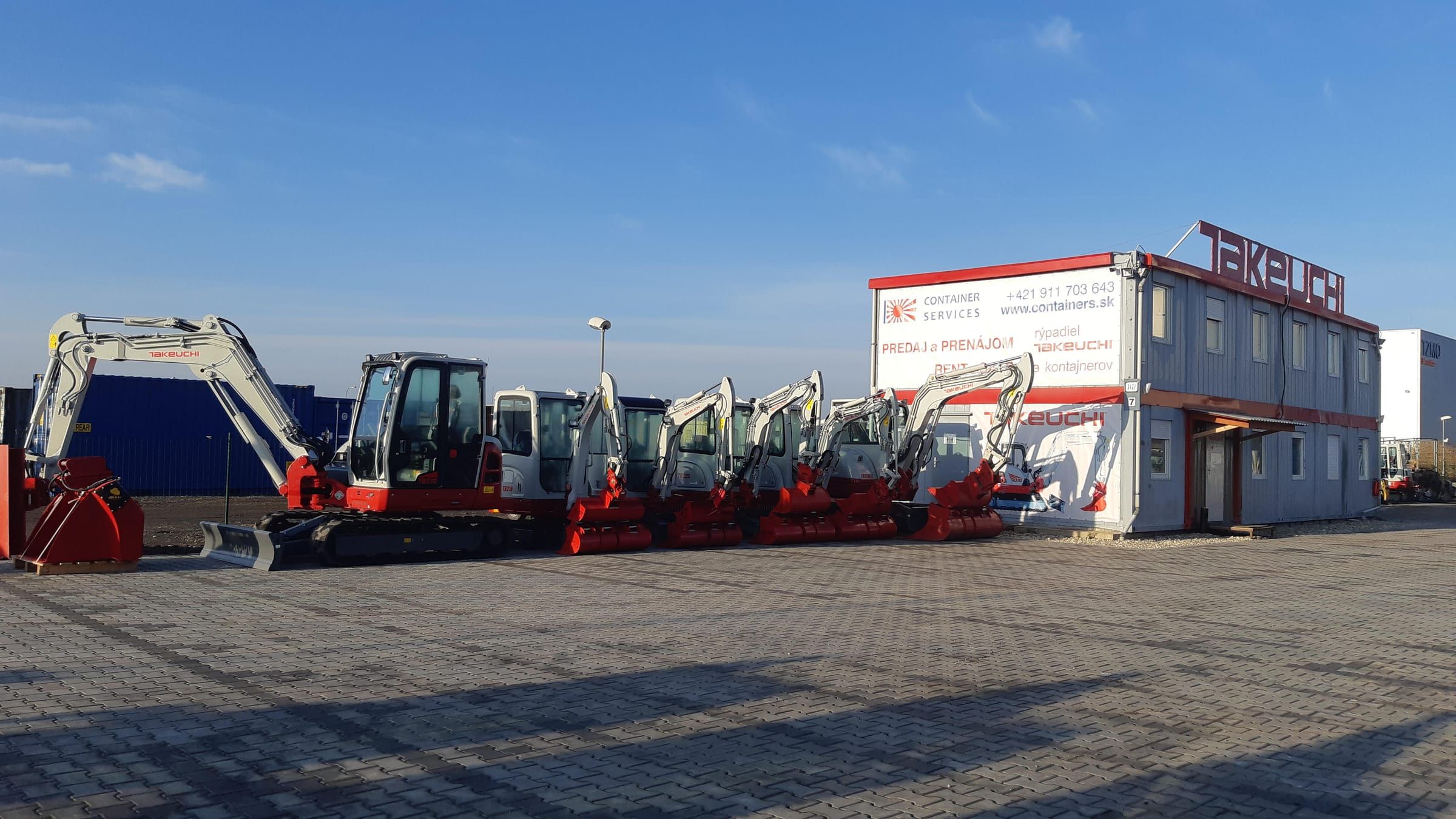 Rad minibagrov Takeuchi pred pobočkou Container Services v Senci